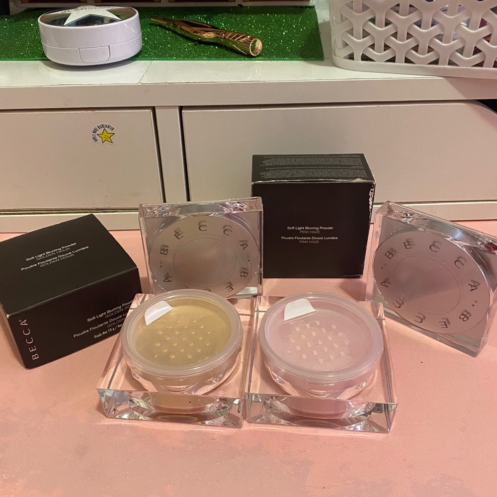 *Becca* Soft light blurring powder